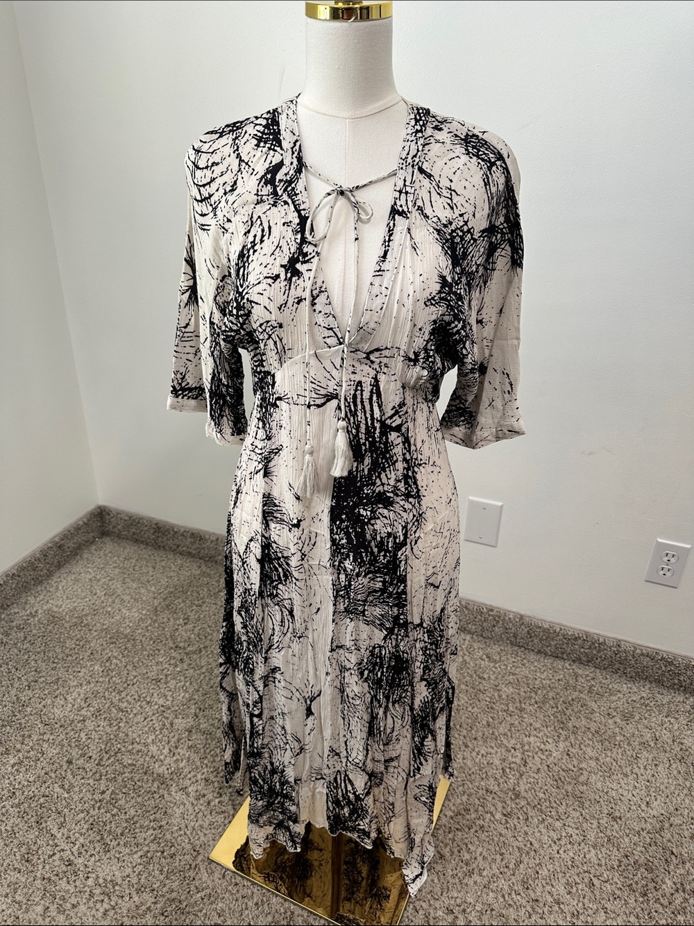 🕯️ En Creme Handkerchief Hem Dress